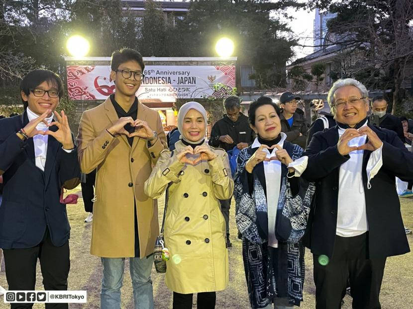  Duta Besar Republik Indonesia untuk Jepang dan Mikronesia, Heri Akhmadi (kanan),  bersama dengan istri Ganjar Pranowo, Siti Atikoh (tengah berjilbab), berfoto bersama saat penyambutan peserta Tokyo Marathon 2023 dari Indonesia.
