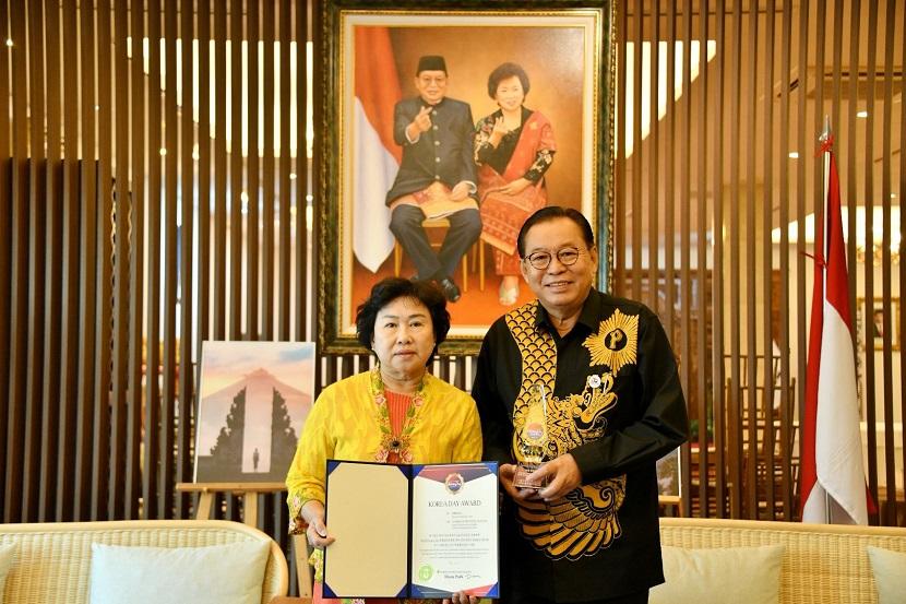 Duta Besar Republik Indonesia untuk Korea Selatan Gandi Sulistiyanto (kanan) mendapatkan penghargaan Special Ambassador yang diberikan dalam acara Korea Day di Seoul pada Rabu (3/10/2023).