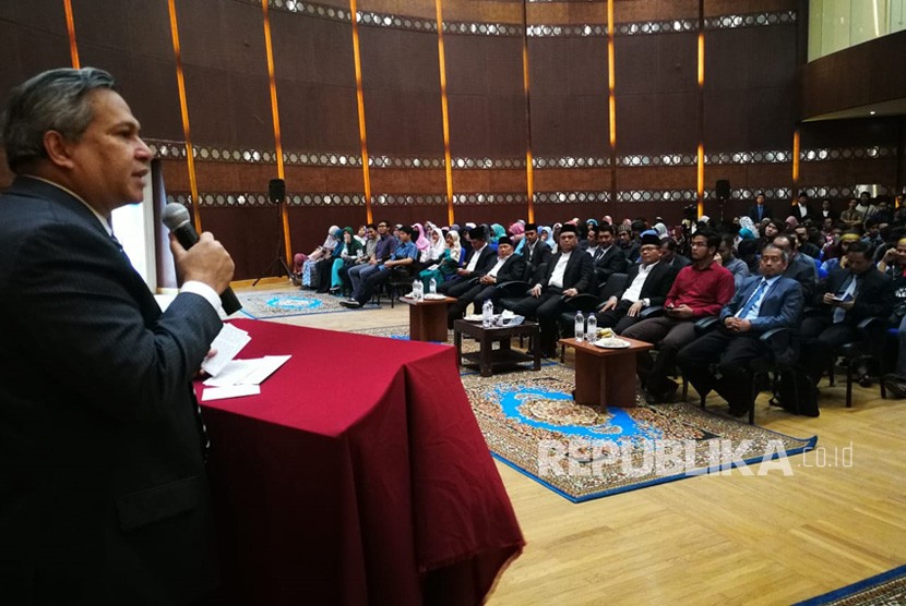 Duta Besar Republik Indonesia untuk Mesir, Hilmy Fauzi, saat memberikan sambutan dalam Talkshow di Auditorium Markaz Lughah Syeikh Zayed Hay Sadis, Cairo, Mesir, Ahad (13/5).