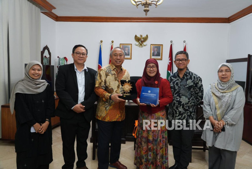 Duta Besar Republik Indonesia untuk Yordania, Ade Padmo Sarwono (ketiga kiri) menerima kunjungan silaturahmi Delegasi Muhammadiyah di Kantor Kedutaan Besar RI (KBRI) Amman.