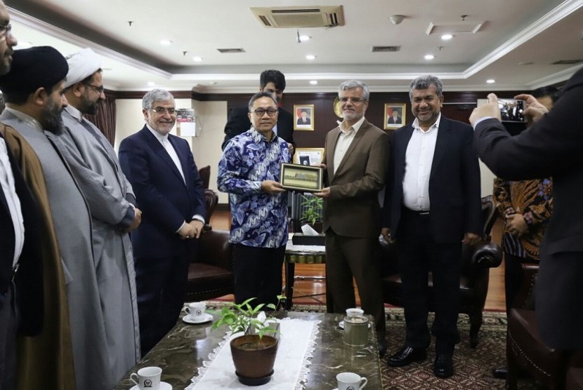 Duta Besar Republik Islam Iran Mahmoud Sadeghi bersama rombongan parlemen Iran lainnya menemui Ketua MPR Zulkifli Hasan di ruang kerja Ketua MPR, Jum'at (9/3).