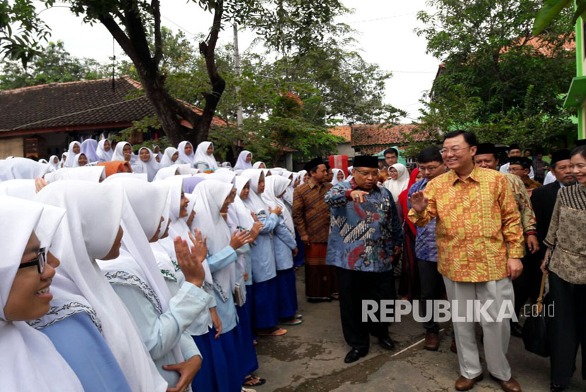 Duta Besar Republik Rakyat Cina, Xie Feng mengunjungi Pondok Pesantren KHAS Kempek di Desa Kempek, kecamatan Gempol, kabupaten Cirebon, Rabu (15/3).