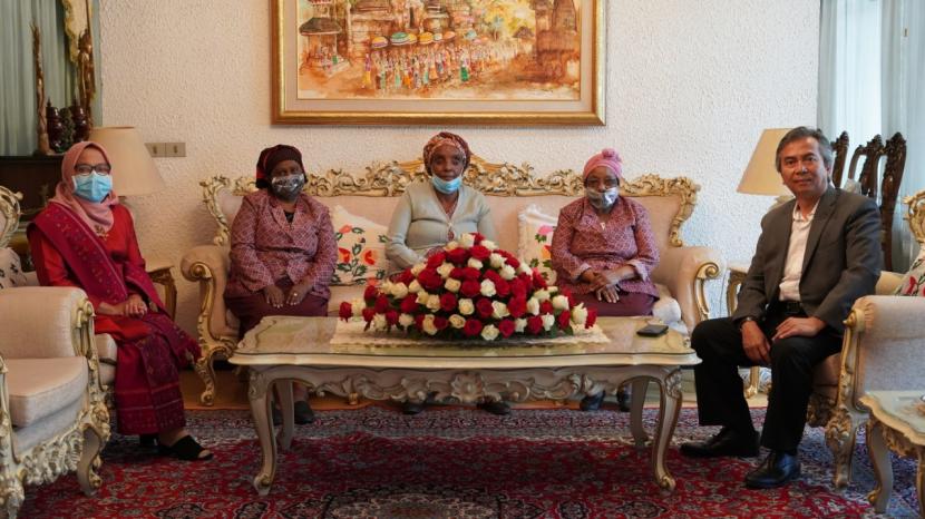 Duta Besar RI di Addis Ababa Al Busra Basnur (kanan) bersama istri (ujung kiri) mendampingi ketiga wanita Ethiopia, Senin (17/8).