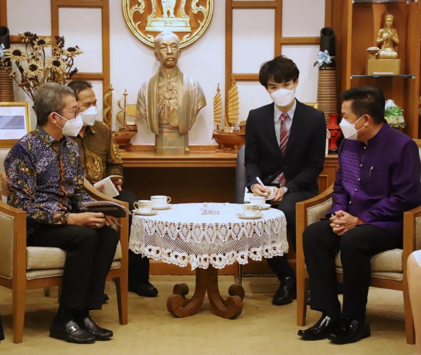 Duta Besar RI Rachmat Budiman ketika melakukan courtesy call kepada Gubernur Chiang Mai Prachon Pratsakul pada Kamis (7/10). 