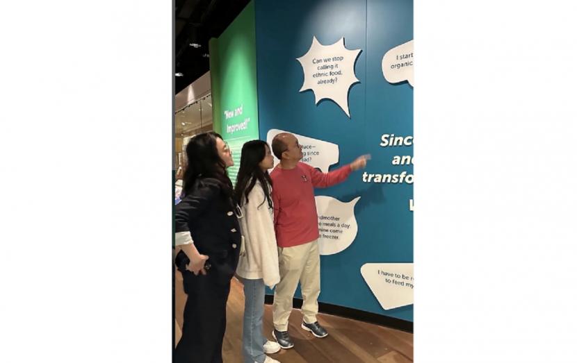 Duta Besar RI untuk Amerika Serikat (AS) memanfaatkan libur Lebaran dengan mengajak keluarganya  mengunjungi Museum Nasional Sejarah Amerika (Smithsonian National Museum of American History) di Washington DC, AS.