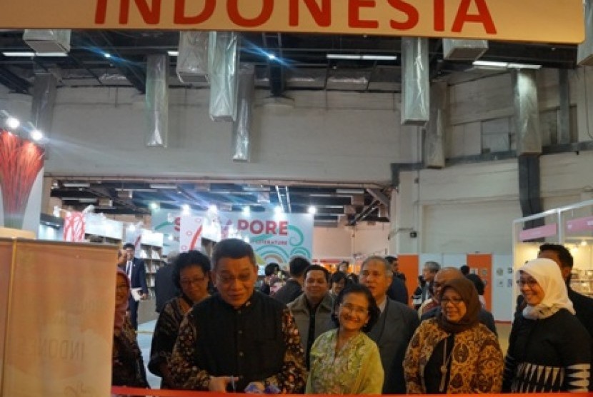  Duta Besar RI untuk India Rizali W. Indrakesuma  saat membuka Paviliun Indonesia di pameran buku di New Delhi