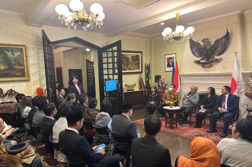 Duta Besar RI untuk Jepang Heri Akhmadi memberikan imbauan kepada perwakilan kelompok diaspora Indonesia di Jepang terkait Pemilu 2024 di Wisma Duta Tokyo, Ahad (5/2/2024).