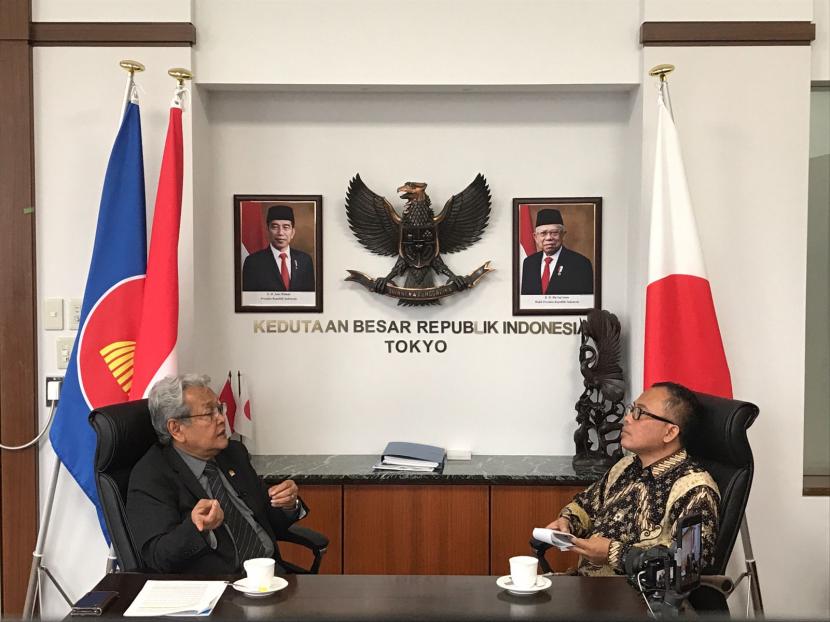 Duta Besar RI untuk Jepang Heri Akhmadi saat berbincang dengan Wakil Pemimpin Redaksi Republika, Nur Hasan Murtiaji di KBRI Tokyo, Jepang, Senin (12/6/2023).