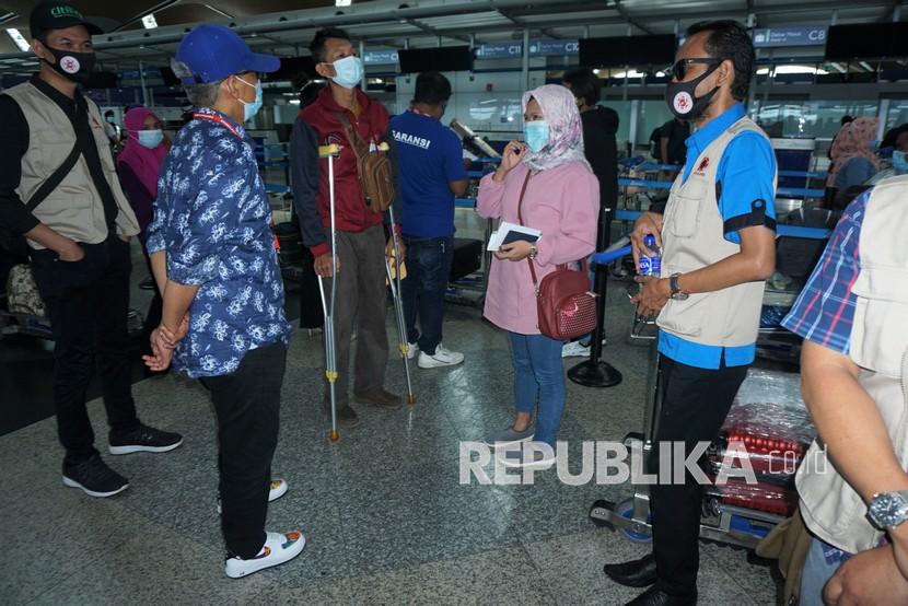 Duta Besar RI untuk Malaysia Hermono (ketiga kiri) berdialog dengan Pekerja Migran Indonesia (PMI) peserta Program Rekalibrasi Pulang yang hendak pulang ke Surabaya di Kuala Lumpur International Airport (KLIA), Sabtu (30/1/2021). Mereka mengikuti Program Rekalibrasi Pulang pemerintah Malaysia dengan difasilitasi oleh KBRI Kuala Lumpur dan Aliansi Organisasi Masyarakat Indonesia (AOMI) Malaysia. 