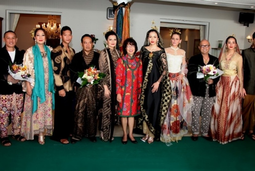 Duta Besar RI untuk Spanyol, Ibu Adiyatwidi Adiwoso Asmady (tengah berbatik merah) bersama para perancang dan model usai peragaan menyambut Hari Batik Nasional di Madrid, Spanyol, Rabu (2/10). 