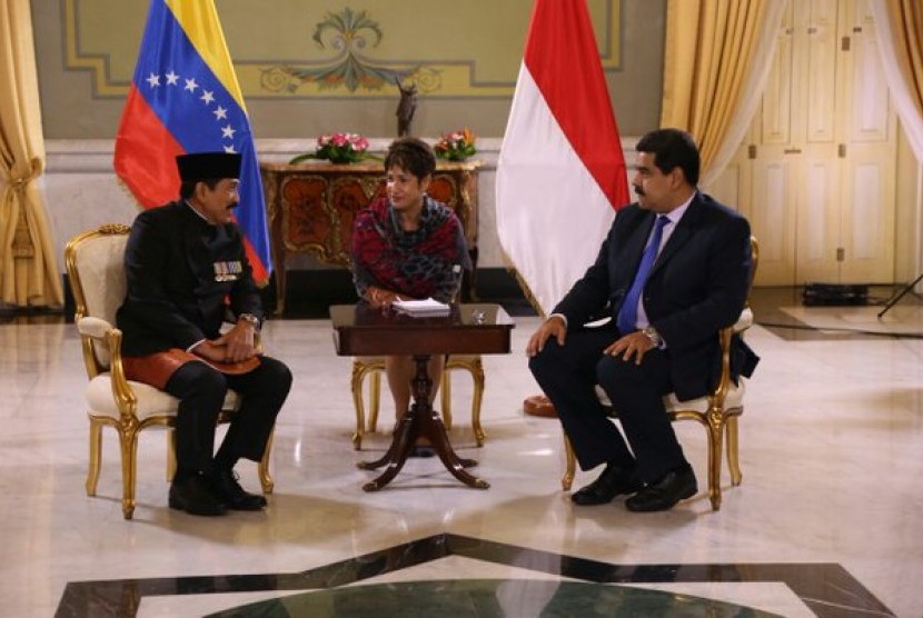 Duta Besar RI yang baru untuk Venezuela Mochammad Luthfie Witto'eng saat berbincang dengan Presiden Vanezuela Nicolas Maduro.