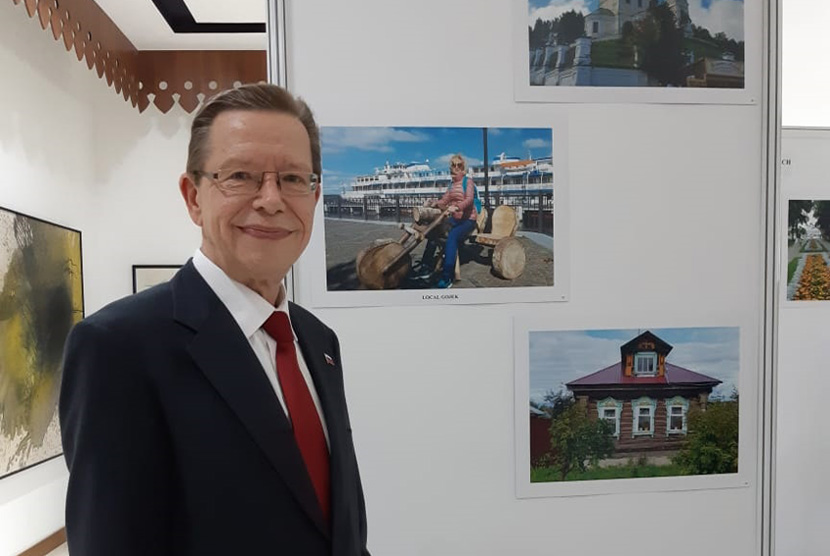 Duta Besar Rusia untuk ASEAN Alexander Ivanov saat menghadiri acara pameran foto bertajuk Hidden Russia di Gedung Sekretariat ASEAN di Jakarta, Kamis (21/11). 