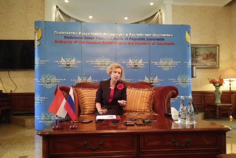Duta Besar Rusia untuk Indonesia Lyudmila Georgievna Vorobieva memberikan keterangan pers di Jakarta, Rabu (13/2).