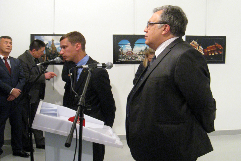 Duta Besar (Dubes) Rusia untuk Turki Andrei Karlov berpidato di sebuah galeri seni tak lama sebelum ia ditembak di Ankara, Turki, 19 Desember, 2016. 