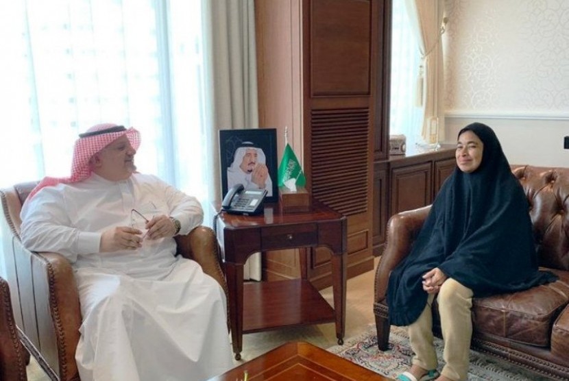 Duta Besar Saudi untuk Indonesia, Esam Abid al-Thagafi bertemu dengan ibu WNI yang terpisah dengan anaknya di Arab Saudi 20 tahun.