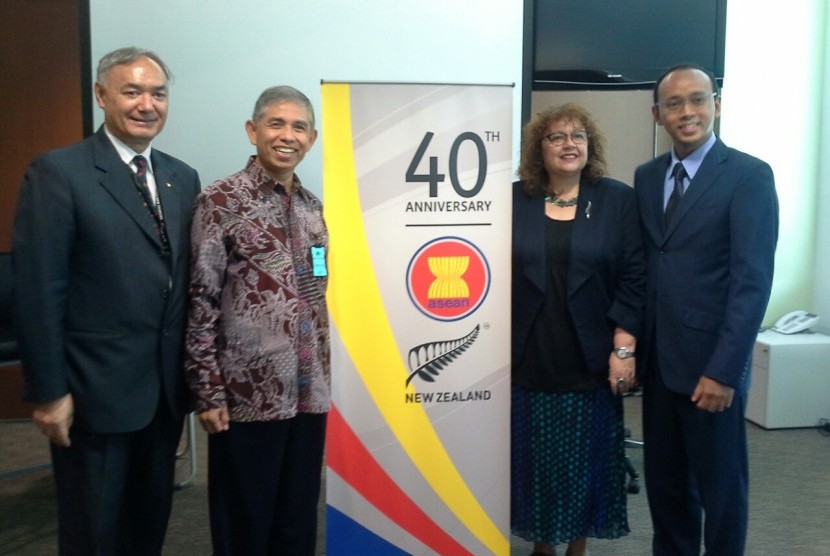 Duta Besar Selandia Baru untuk Indonesia Dr Trevor Matheson, Ketua Umum Masyarakat Energi Terbarukan Indonesia Surya Darma (kedua dari kiri)