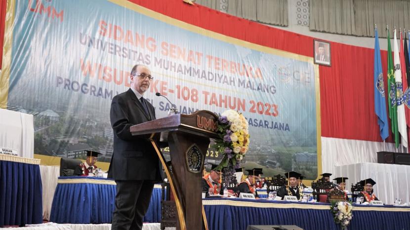 Duta Besar Spanyol untuk Indonesia, Fransisco De Asis Aguilera Aranda mengajak para wisudawan Universitas Muhammadiyah Malang (UMM) untuk bisa melanjutkan studi di Negeri Matador. 