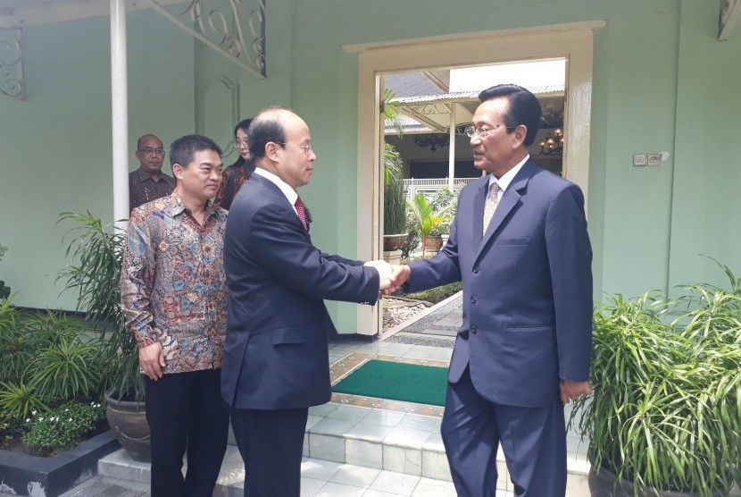 Duta Besar Tiongkok untuk Indonesia Xiao Qian berjabat tangan dengan Gubernur DIY Sri Sultan Hamengku Buwono X usai pertemuan di Gedhong Wilis Kepatihan Yogyakarta. 