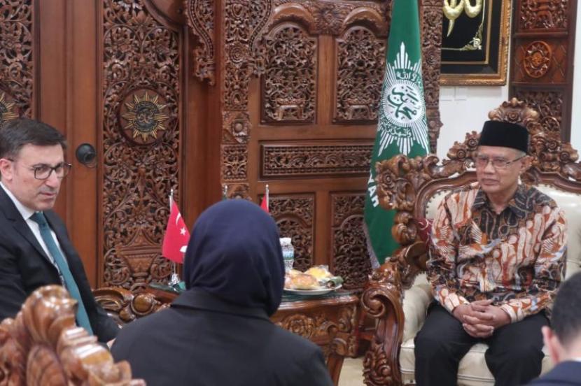 Duta Besar Turki untuk Republik Indonesia, Talip Kucukcan (kiri), dan Ketua Umum PP Muhammadiyah Haedar Nashir (kanan) saat keduanya bertemu di Gedung Dakwah Muhammadiyah, Jakarta, Selasa (26/9/2023).  
