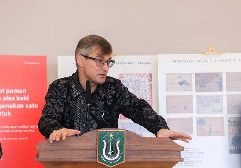 Duta Besar Ukraina untuk Indonesia Dr. Vasyl Hamianin memberikan sambutan dalam pembukaan Peace Exhibition, Rabu, 12 Oktober 2022 di Unas.