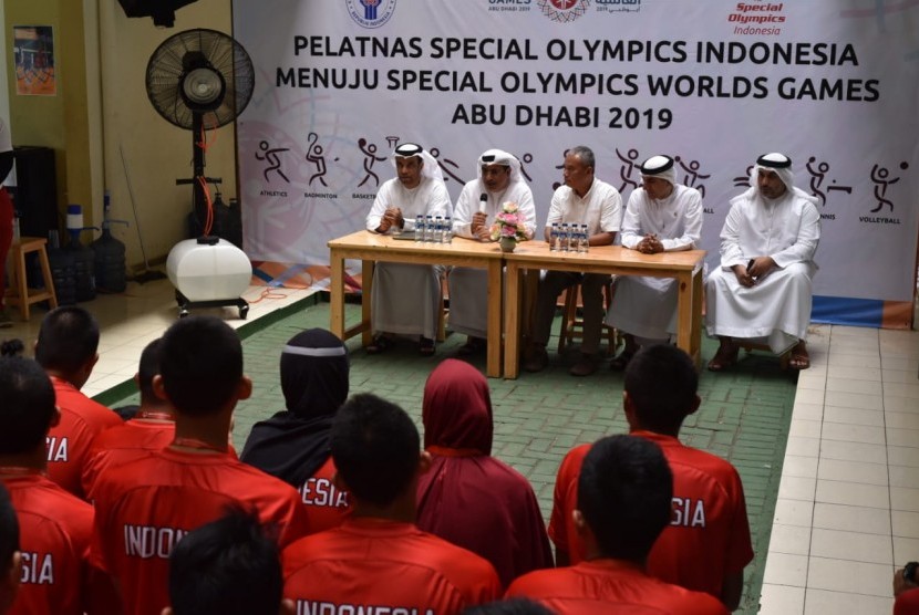 Duta Besar Uni Emirat Arab (UEA) untuk Indonesia dan ASEAN, Mohammed Abdulla Al Ghfeli, mengunjungi atlet-atlet Indonesia yang berlatih di Pelatnas Soina, Universitas Negeri Jakarta, Rawamangun, Jakarta. 