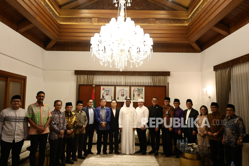 Duta Besar Uni Emirat Arab untuk Indonesia, HE Abdulla Salem AlDhaheri, menyelenggarakan buka puasa bersama para tokoh lintas agama di kediamannya, Jakarta, Rabu (19/3/2025).