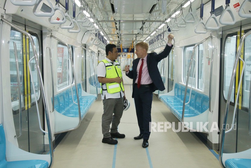 Duta Besar Uni Eropa untuk Indonesia Vincent Guérend (kanan) berbincang dengan Direktur Pengembangan dan Dukungan Bisnis PT MRT Jakarta Ghamal Peris (kiri) di kereta Mass Rapid Transit (MRT) Jakarta fase I koridor Lebak Bulus - Bundaran HI yang sedang diuji coba di Jakarta, Selasa (12/2/2019).