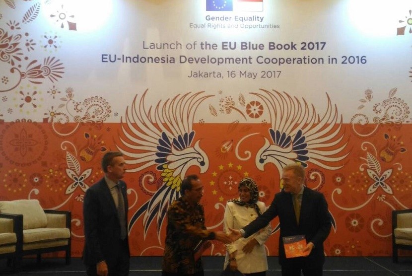 Duta Besar Uni Eropa Vincent Guerent memberikan Blue Book Indonesia dan Uni Eropa kepada perwakilan Bappenas dan Kementerian Pemberdayaan Perenpuan di Hotel Le Merredien, Jkaarta, Selasa (16/5).
