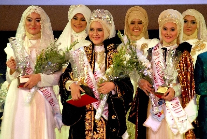 Duta Fesyen Muslim Indonesia 2001 Dika Restiyanti (23 tahun) asal DKI jakarta (tengah) didampingi runner up juara satu Kholifah Nuzulia Firdausy (23 tahhun) asal jawa Timur (kanan), dan runner up juara 2 Nurul Adiyanti asal DKI jakarta (kiri) dalam malam p