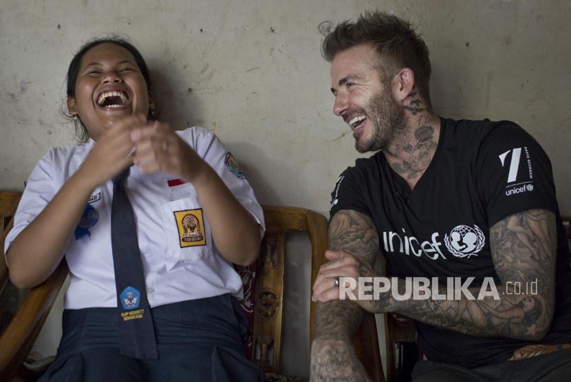 Duta Kehormatan Unicef, David Beckham bersama Sripun, saat berkunjung di Semarang. 