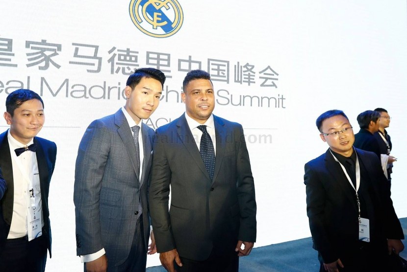 Duta Madrid Ronaldo Luiz Nazario de Lima (kanan) ketika hadir pada acara promosi bertajuk Real Madrid-China Summit di Kerry Hotel Beijing, Kamis (26/10) waktu setempat.