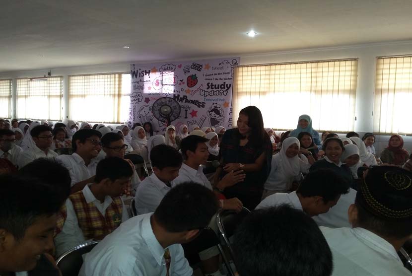 Duta peselam dan presenter Rima Demensyah menjadi salah satu nara sumber Career Day 2016 yang diadakan PABBI SMA Bina Insani di Bogor, Rabu (20/1).