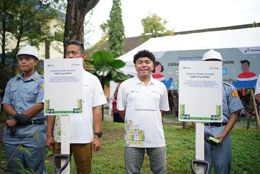 Staf Khusus Milineal Presiden Jokowi sekaligus Duta SDGs Indonesia, Billy Mambrasar (tengah).