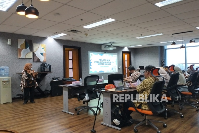 Dwi, Direktur KSS saat memberikan sambutan dalam acara Pelatihan Menulis Opini di Media Massa yang digelar KNEKS dan Republika, Selasa (3/12/2024).