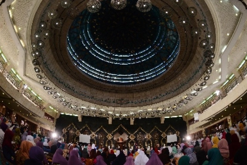 Zikir Nasional yang diadakan di Masjid At-Tin, Jakarta Timur, kembali akan digelar pada malam pergantian Tahun Baru 2016 