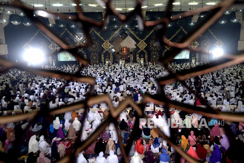 Di sela-sela zikir nasional yang diselenggarakan Harian Republika di Masjid At- Tin, Sabtu (31/12), ribuan jamaah melaksanakan shalat zuhur berjamaan. 