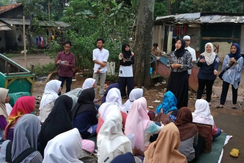 Dzurrotun Ghola, penyuluh agama fungsional Kemenag Jakarta Selatan, mengisi materi dalam acara Pesona Ramadhan dari Komunitas Rumah Penyuluhan Kreatif (RPK) di Pondok Labu, Jakarta, Ahad (4/6).