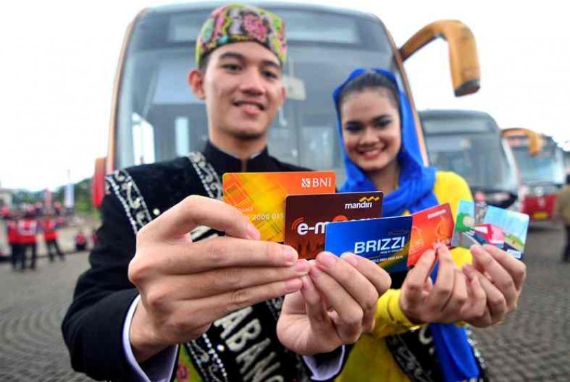 E-Ticketing Transjakarta. Abang none menunjukan kartu E-Ticketing Transjakarta saat acara peluncuran di Silang Monas, Jakarta Pusat, Selasa (22/1). Pemprov DKI Jakarta menerapkan 'e-ticketing' pada koridor 1 dengan tujuan Blok M-Kota, sementara, koridor la
