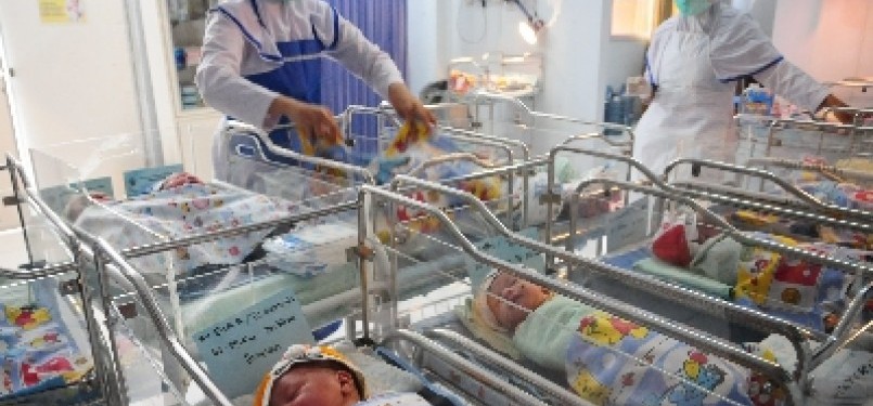 Each year, in Indonesia more than 80,000 newborn babies die within the first month of life from treatable conditions such as prematurity, birth asphyxia, and neonatal sepsis (ilustration).