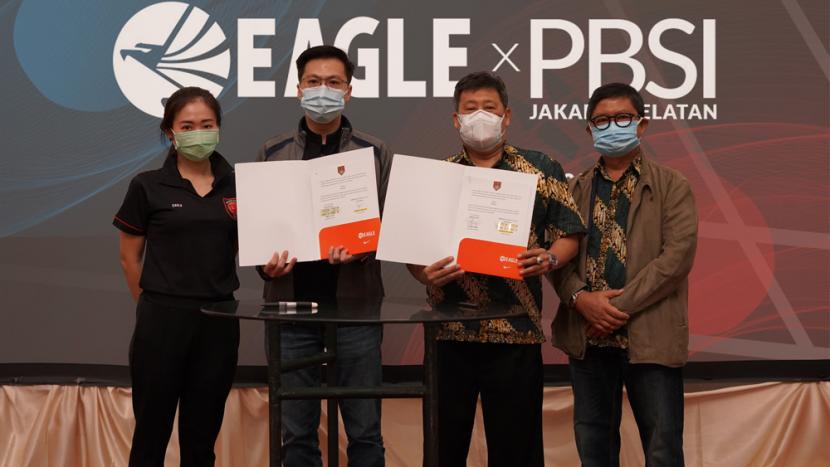 Eagle bekerjasama dengan menggandeng Pengkot PBSI Jakarta Selatan untuk menunjang program-program yang akan dijalankan.