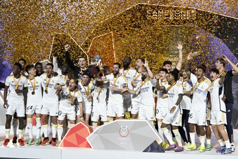 Para pemain Real Madrid merayakan di podium usai memenangi laga final Piala Super Spanyol melawan Barcelona di Stadion Al Awal, Riyadh, Arab Saudi, Senin (15/1/2024) dini hari WIB