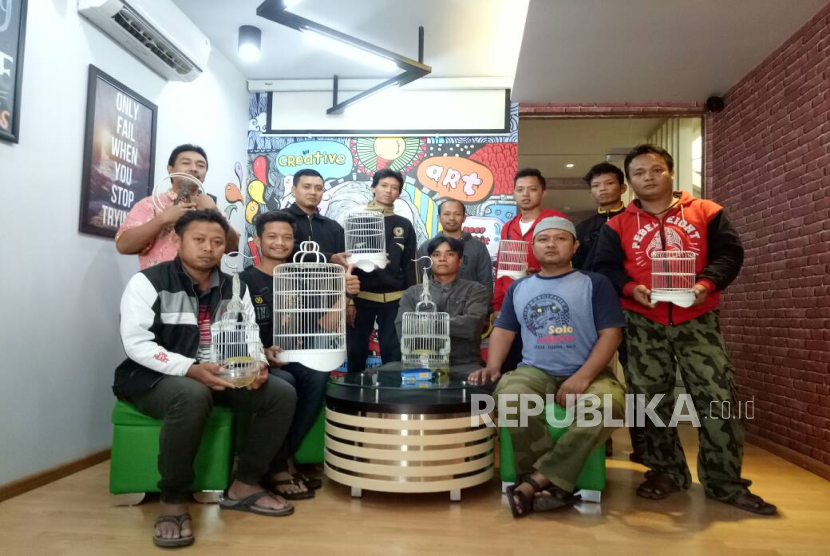 EANK Solo, UMKM asal Kota Solo yang dirintis oleh Eko S. Muryanto pada 2014 mengolah limbah pipa PVC dan akrilik yang menjadi sangkar burung.