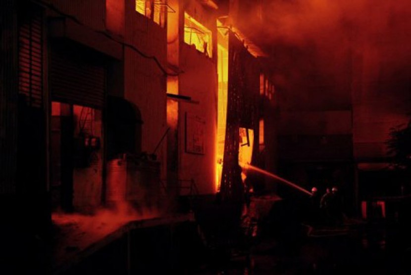ebakaran di satu pabrik pakaian di Kota Karachi, Pakistan, Selasa malam (11/9).