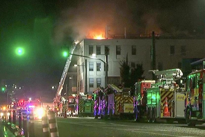 ebakaran terjadi di sebuah hostel di Wellington, Selandia Baru, Selasa (16/5/2023).
