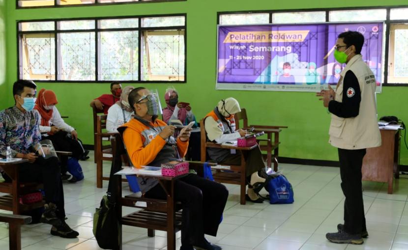 ebanyak 14 Relawan Rumah Zakat mengikuti pelatihan dari Satuan Tugas (Satgas) Penanganan Covid-19 Nasional di Gedung C2 Fakultas Ilmu Sosial Universitas Negeri Semarang, Selasa (24/11).