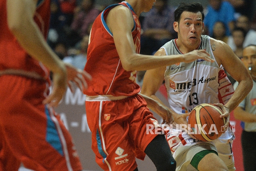 Ebrahim Enguio Lopez alias Biboy (kanan) saat masih bermain membela Aspac Jakarta di kompetisi bola basket Tanah Air.
