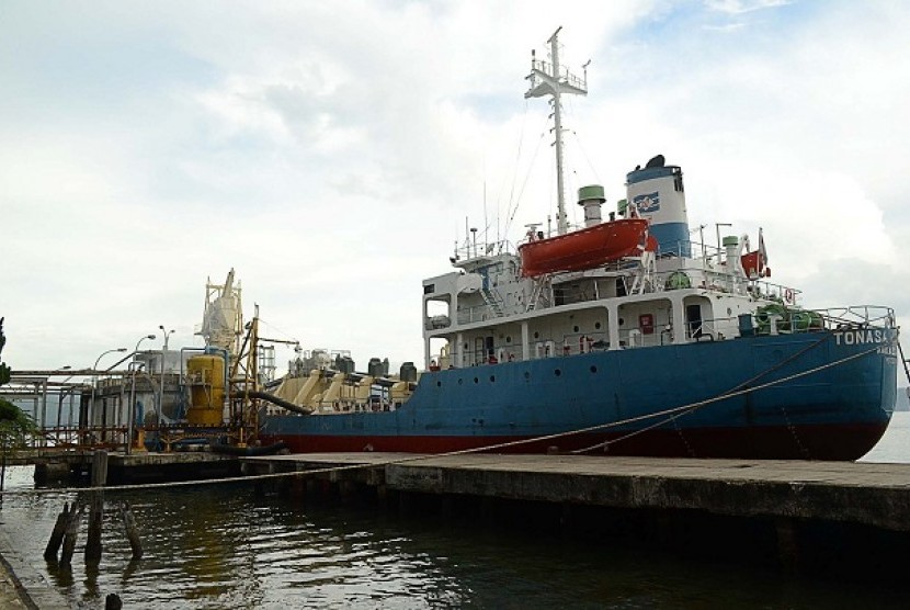 ebuah kapal pengangkut semen milik PT Semen Tonasa, KM. Tonasa Lions-XII, berdaya muat 4.000 ton semen curah, sedang melakukan pengisian semen ke silo penampungan semen, di kawasan Gudang Arang, Ambon, Maluku, Selasa (18/12). 