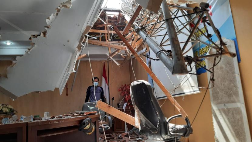 ebuah tower di Kantor BPN Garut, Kecamatan Garut Kota, Kabupaten Garut, roboh pada Senin (15/4). Akibat kejadian itu, satu orang tewas