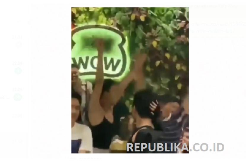 Sebuah video viral beredar di media sosial yang diduga pesta gay di Kafe Gay, Kalibata, Jakarta Selatan, Ahad (5/12) malam. 