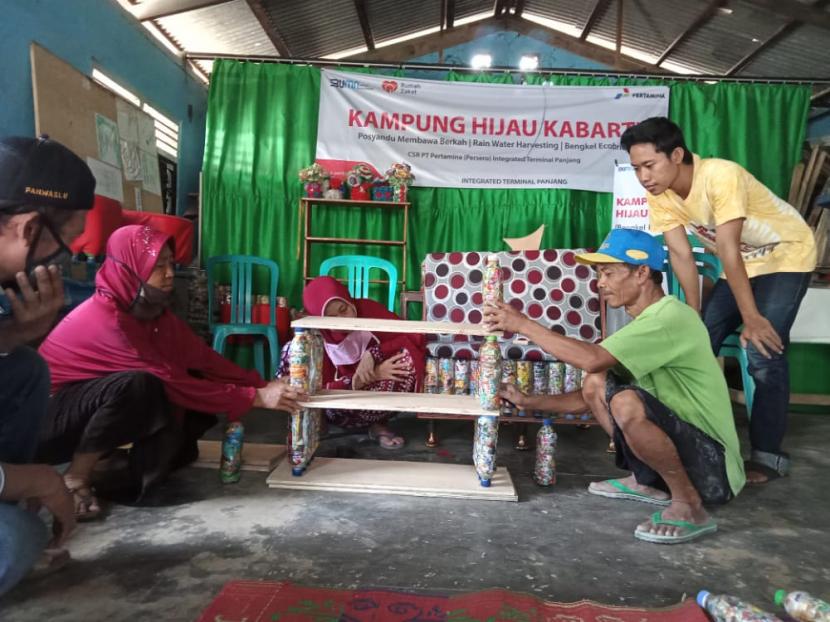 Kader Rumah Zakat Dan Pertamina Produksi Bata Ecobrick Republika Online 7550